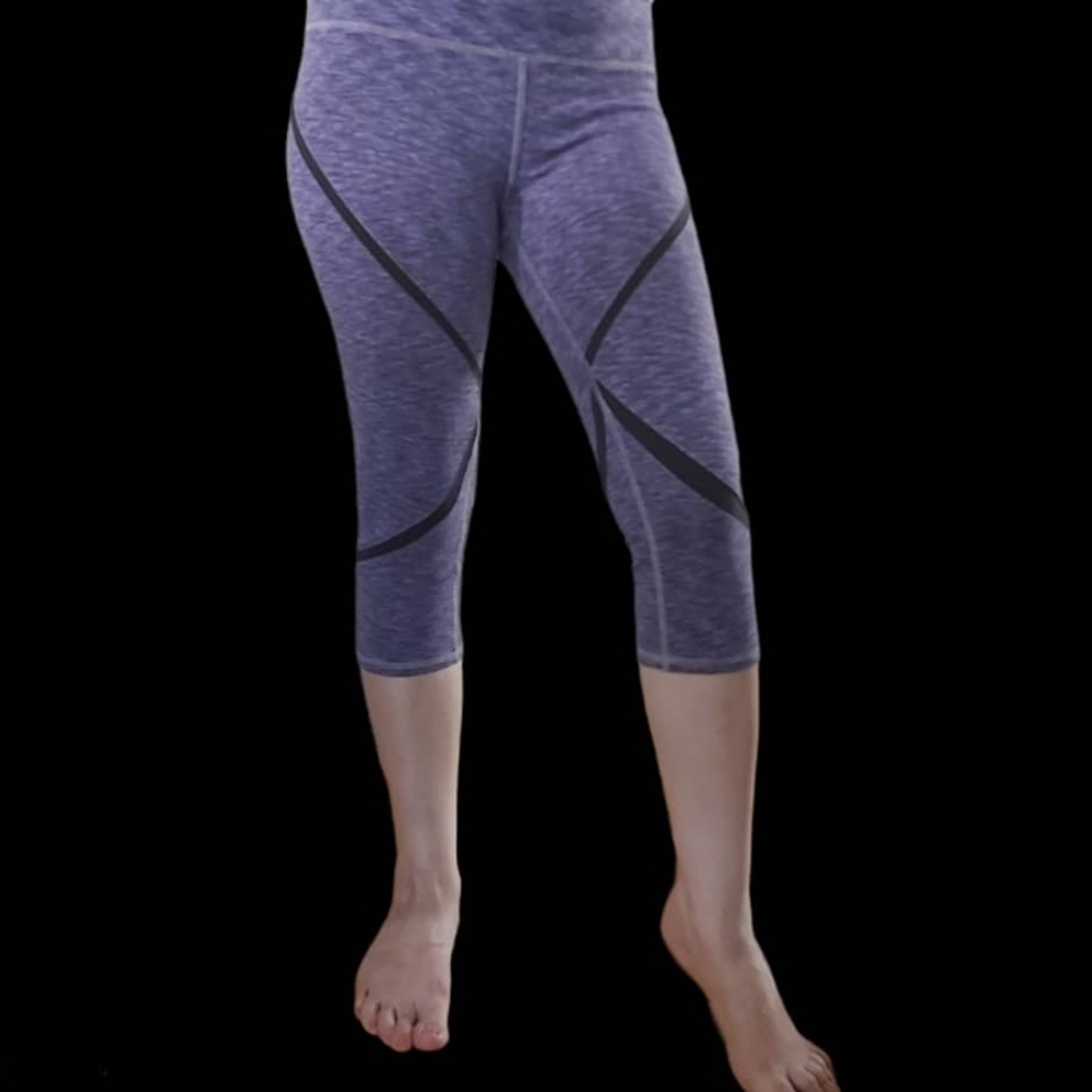 ALO Yoga whisper Capri legging .